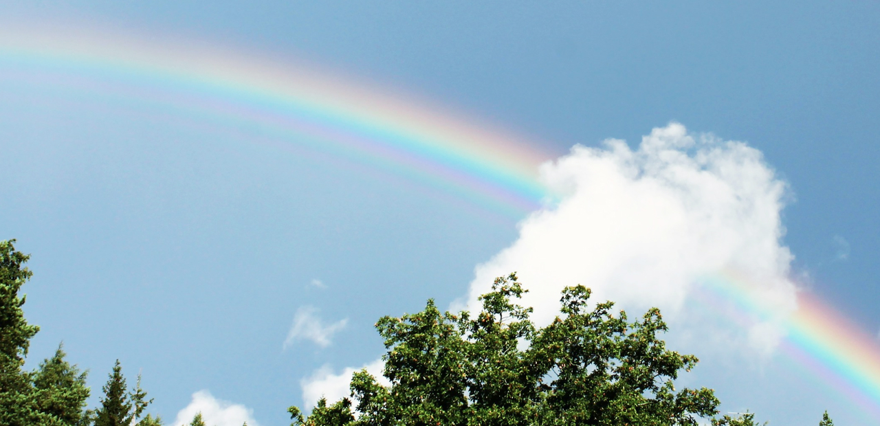 虹のかかった美しい青空